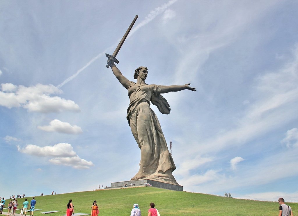 1_Skulptura-_Rodina_mat-zovet_.jpg